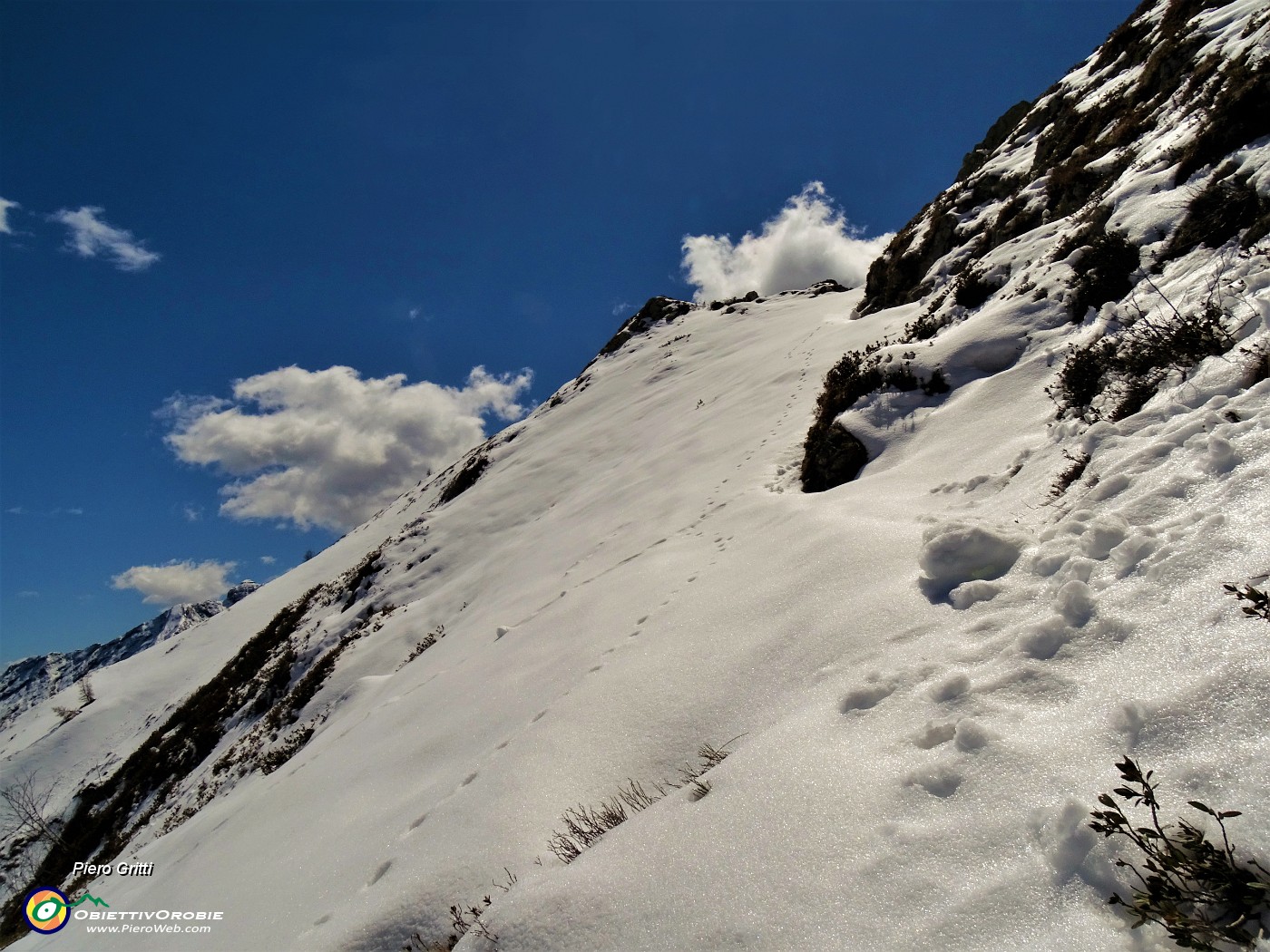 34 Risalgo a vista verso la Forcella Rossa pestando alta neve.JPG -                                